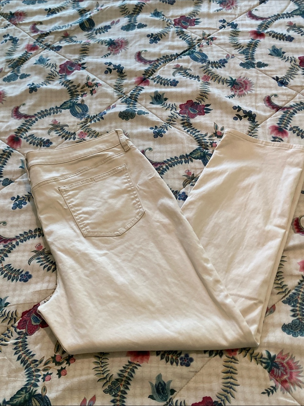 Chico's Off-White Cropped Ankle Pants